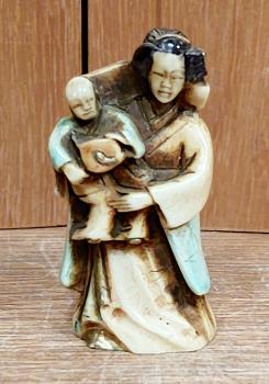 Netsuke, Frau mit Kind  - Japan -