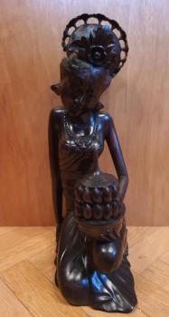 Holz-Figur, Frau mit Lotusblüte - Bali - Mitte 20. Jahrhundert