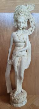 Kunstharz-Figur, Frau mit Kopfschmuck  - Bali - 21. Jahrhundert