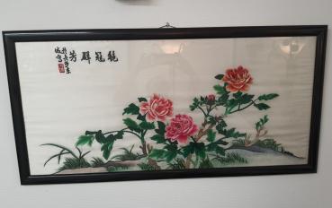 Seidenstickerei, (105,5cm breit) Blumenmotiv  - China - 20. Jahrhundert