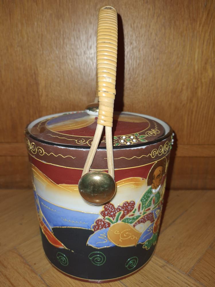 Gefäß mit Deckel und Henkel, Porzellan - Japan - Anfang 20. Jahrhundert
