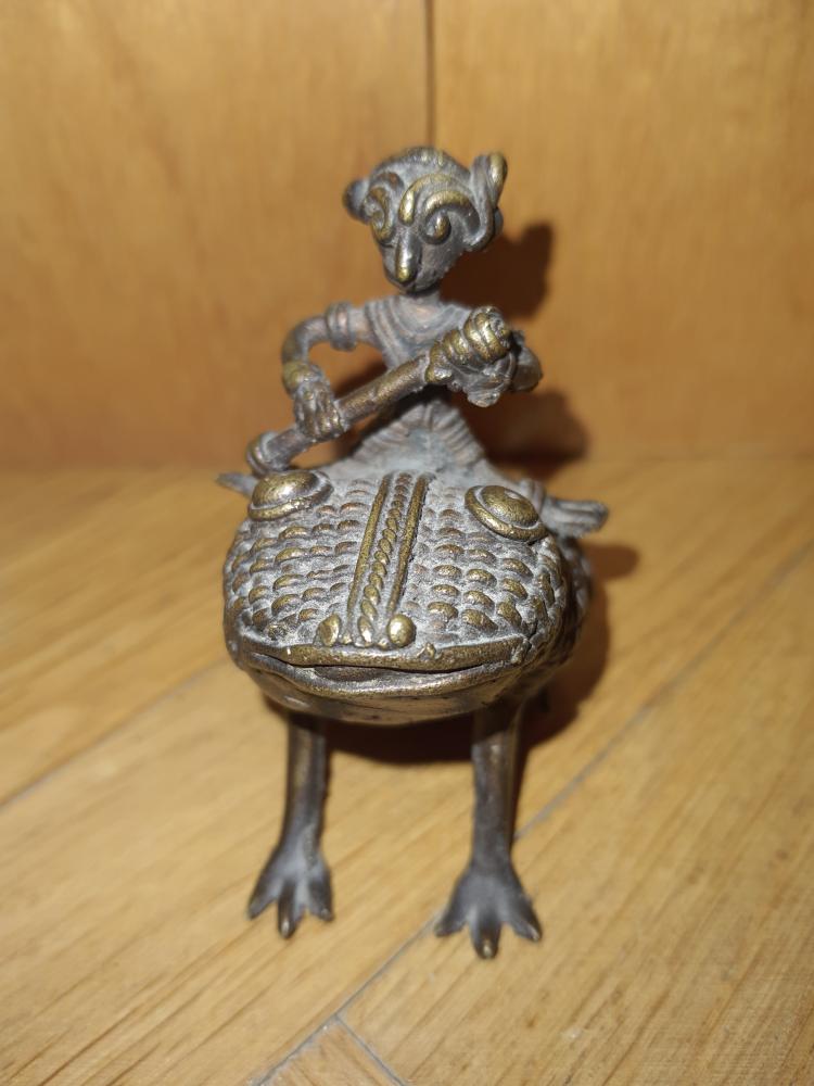 Kleine Bronze, Frosch mit Reiter - Thailand - Mitte 19. Jahrhundert
