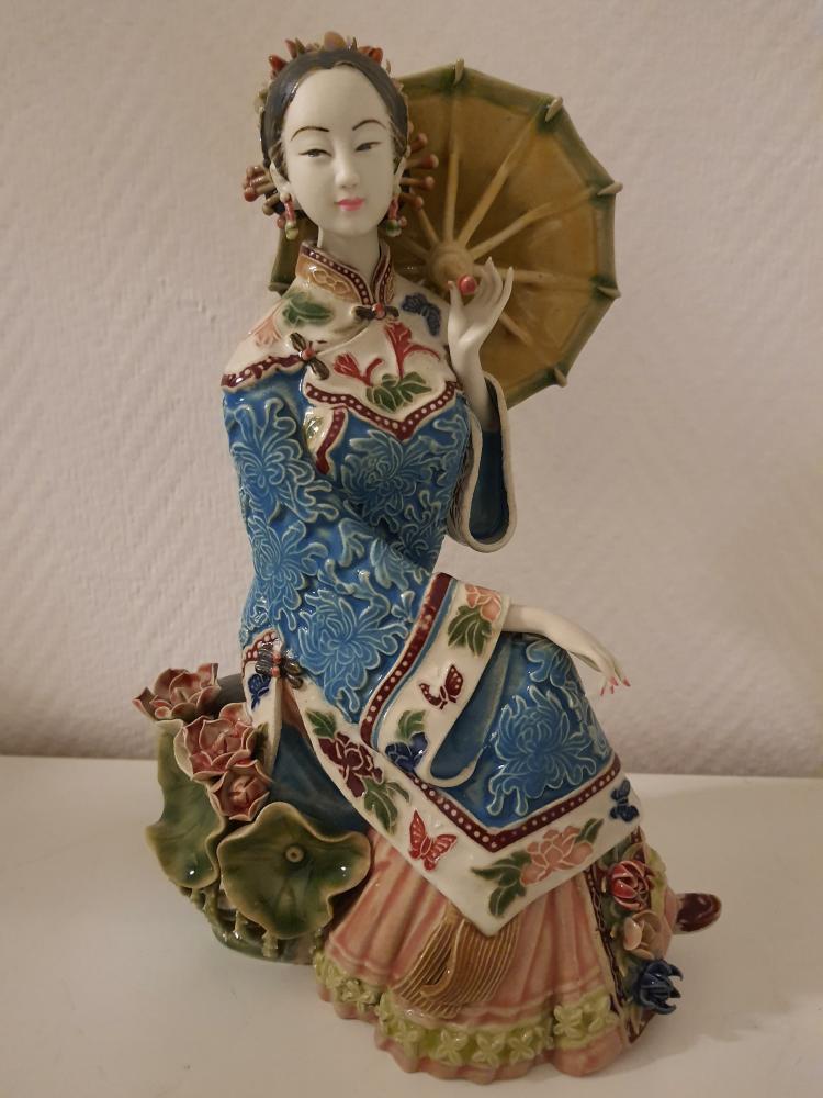 Porzellan-Figur  -  China -  21. Jahrhundert