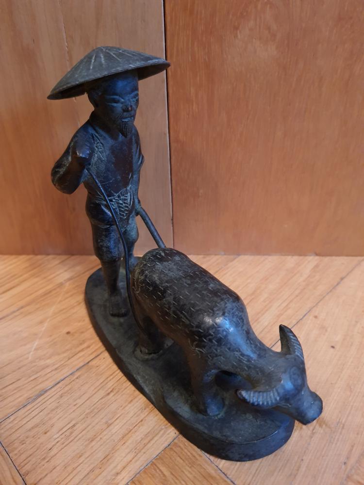 Bronze-Figur, Feldarbeit mit Wasserbüffel - Vietnam - Anfang 20. Jahrhundert