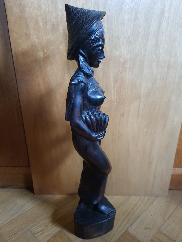 Holz-Figur, Frau mit Bananen - Bali - 20. Jahrhundert