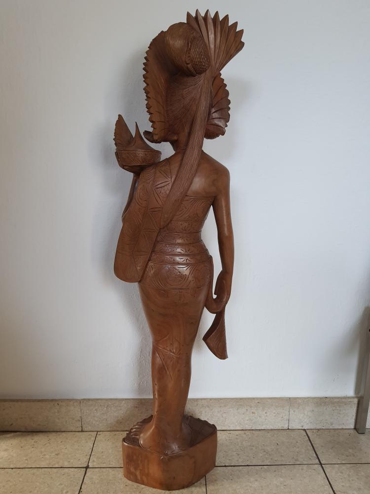 Holz-Figur, (103,5cm) Frau mit Obstschale  - Bali - 2. Hälfte 20. Jahrhundert