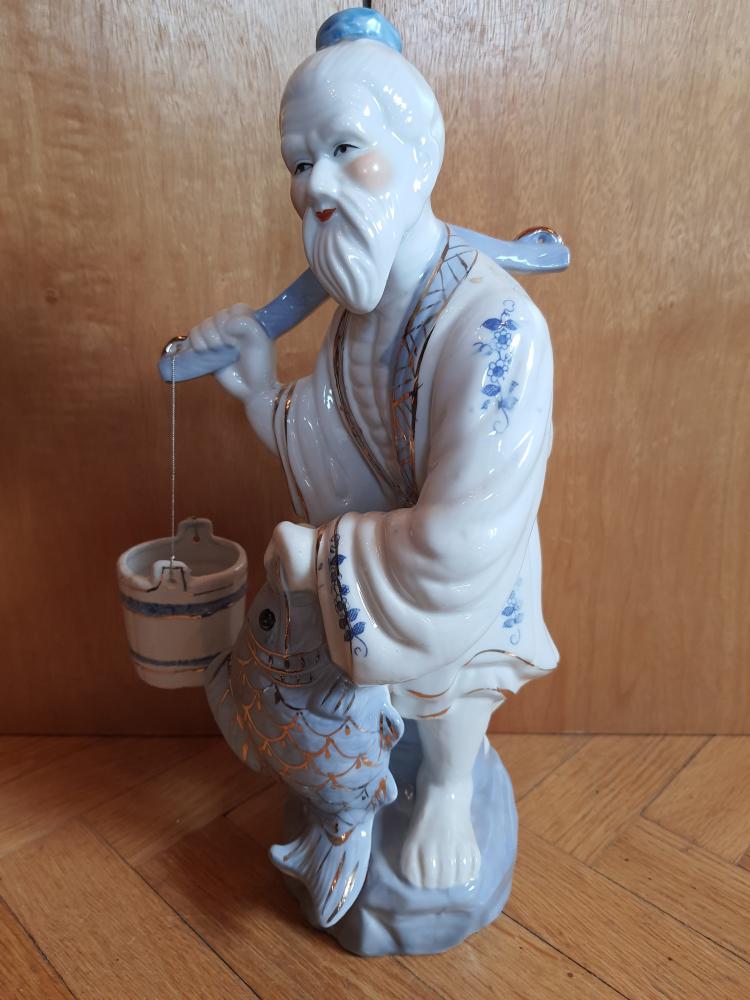 Keramik-Darstellung eines historischen Fischhändlers  - China - Mitte 20. Jahrhundert