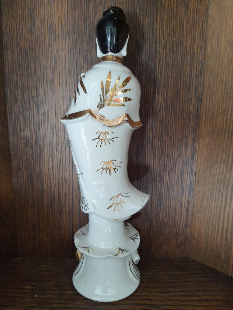 Porzellan-Figur als Blumensteck-Vase konzipiert  - Japan -  Um 1900