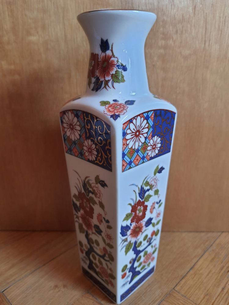 Eine kleine Vase mit asiatischen Blumen und Dekor