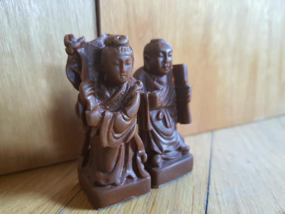 2 Schachfiguren aus Keramik - China -