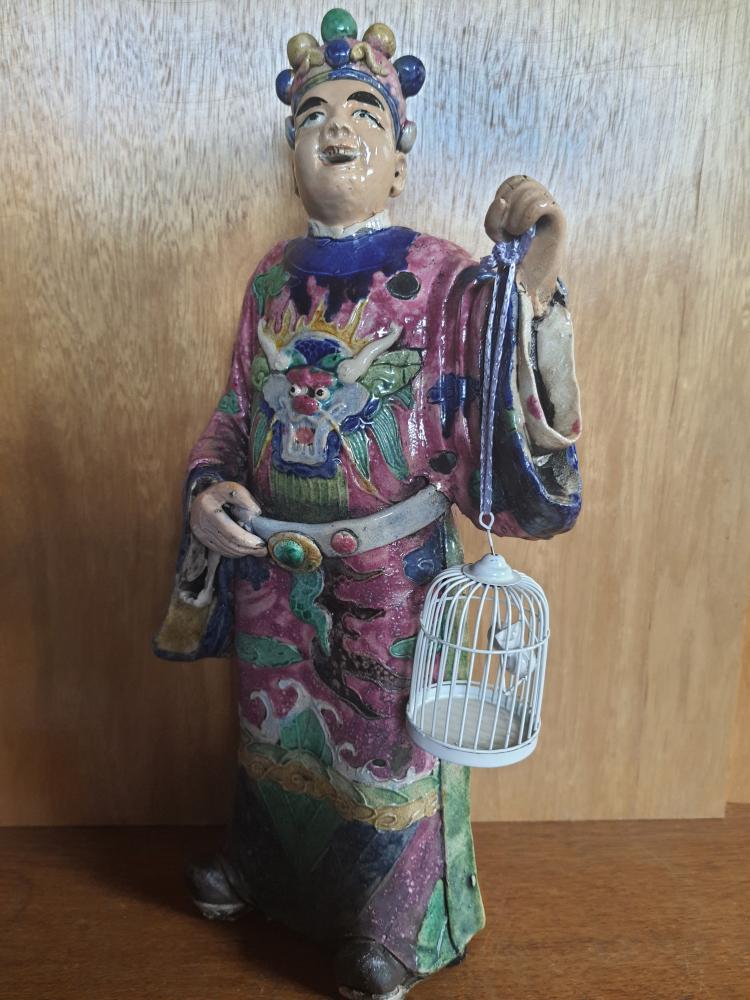 Alte Keramik-Figur mit Vogelkäfig, entstammt einer Theaterszene - China -
