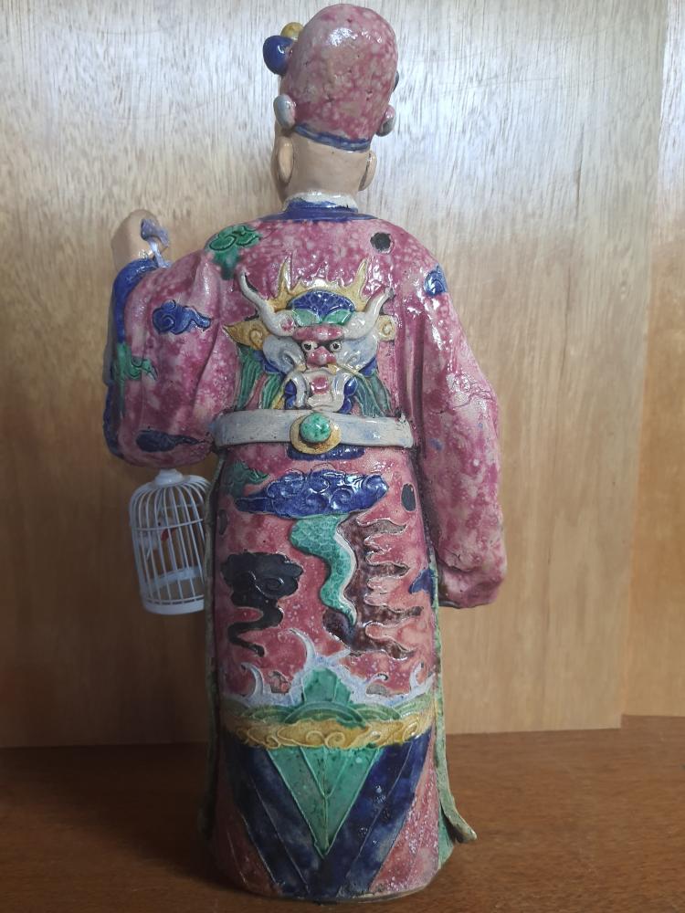 Alte Keramik-Figur mit Vogelkäfig, entstammt einer Theaterszene - China -