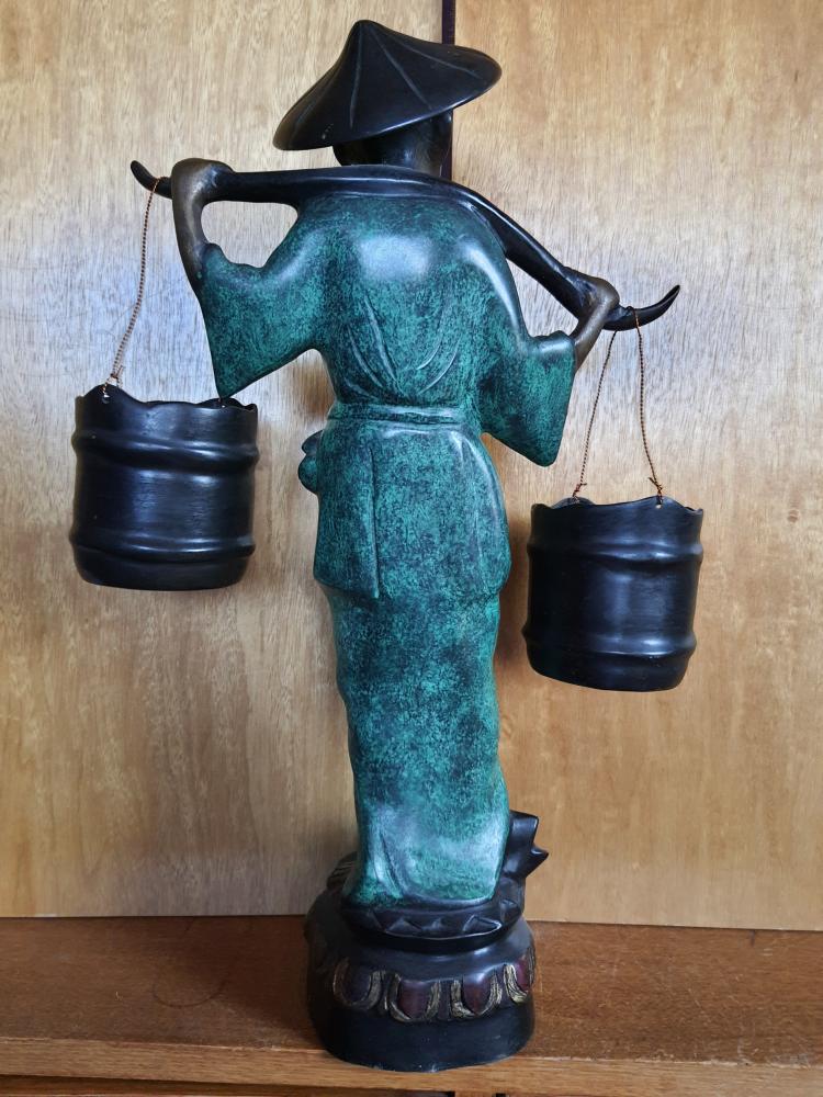 Bronze-Figur, Wasserträger - China - 20. Jahrhundert