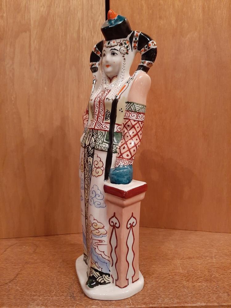 Porzellan-Figur, Dame in Landestracht  - Japan - 20. Jahrhundert