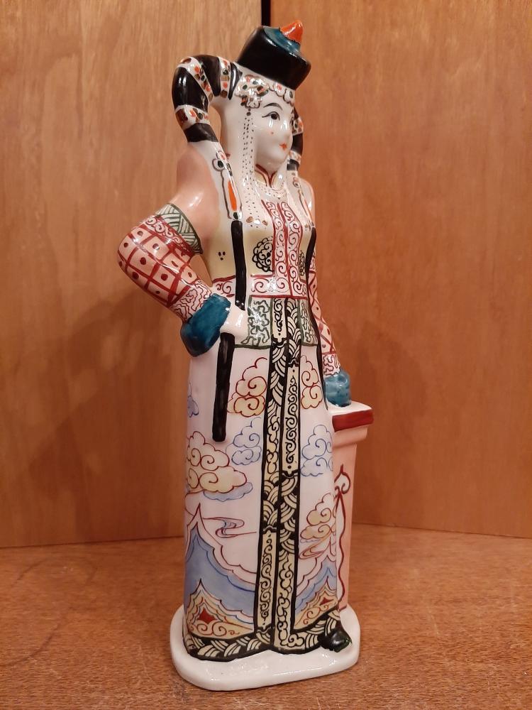 Porzellan-Figur, Dame in Landestracht  - Japan - 20. Jahrhundert