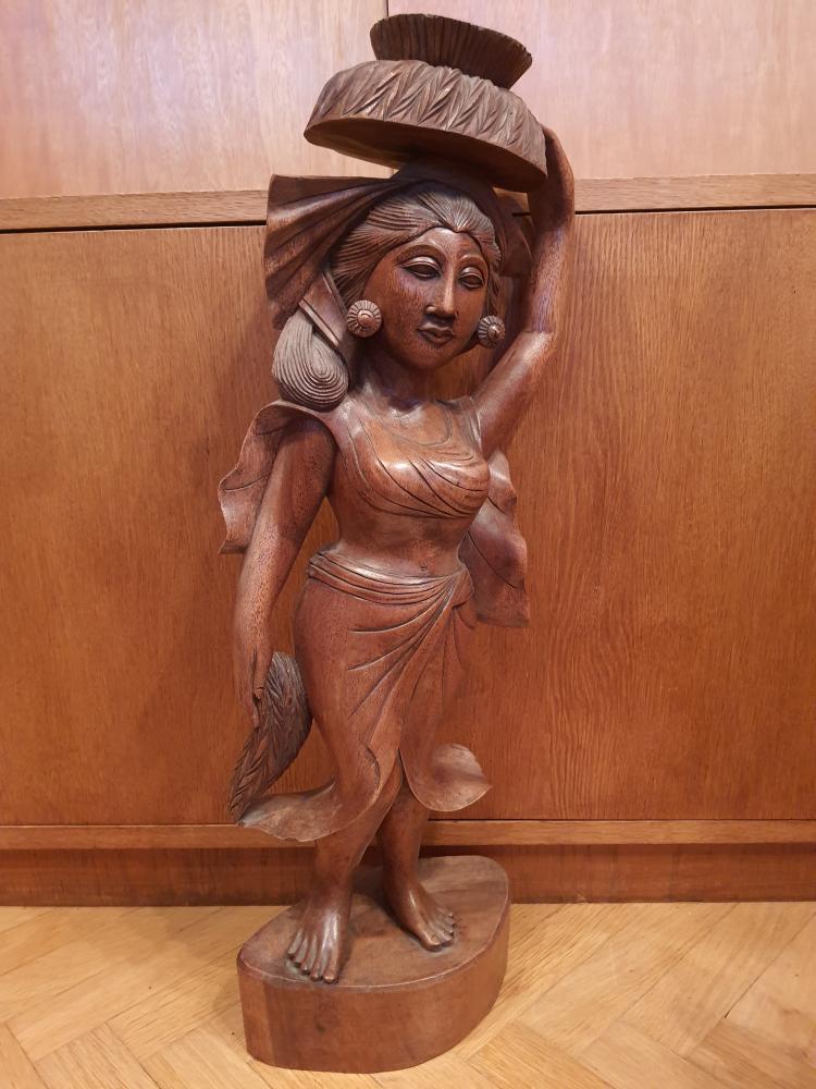 Holz-Figur, Reisträgerin  - Bali - Mitte 20. Jahrhundert
