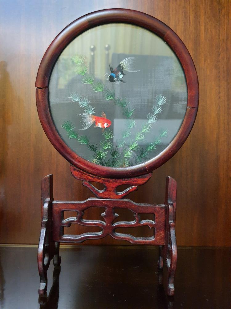 Glasmalerei, Fische auf Holzständer  - China - Mitte 20. Jahrhundert