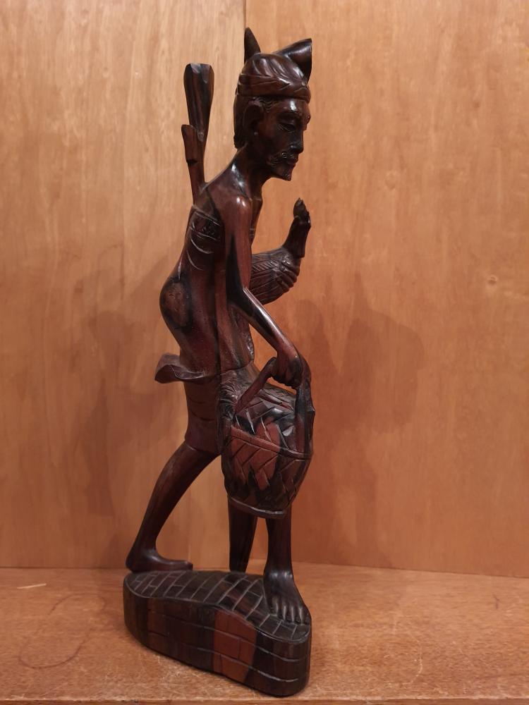 Holz-Figur, Geflügelhändler  - Bali - Mitte 20. Jahrhundert