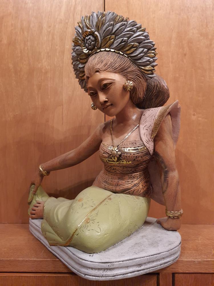 Holz-Figur, sitzende Dame  - Bali - 20. Jahrhundert