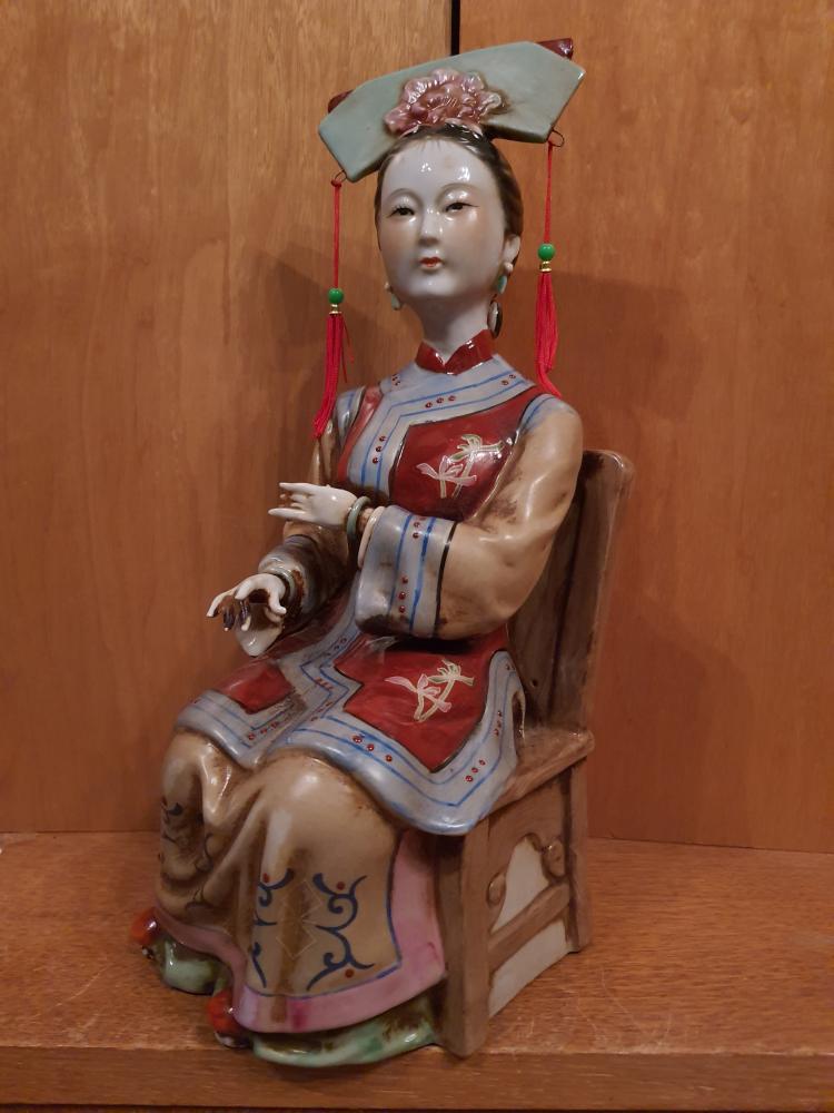 Porzellan-Figur, auf Stuhl sitzende Dame  - China - 20. Jahrhundert