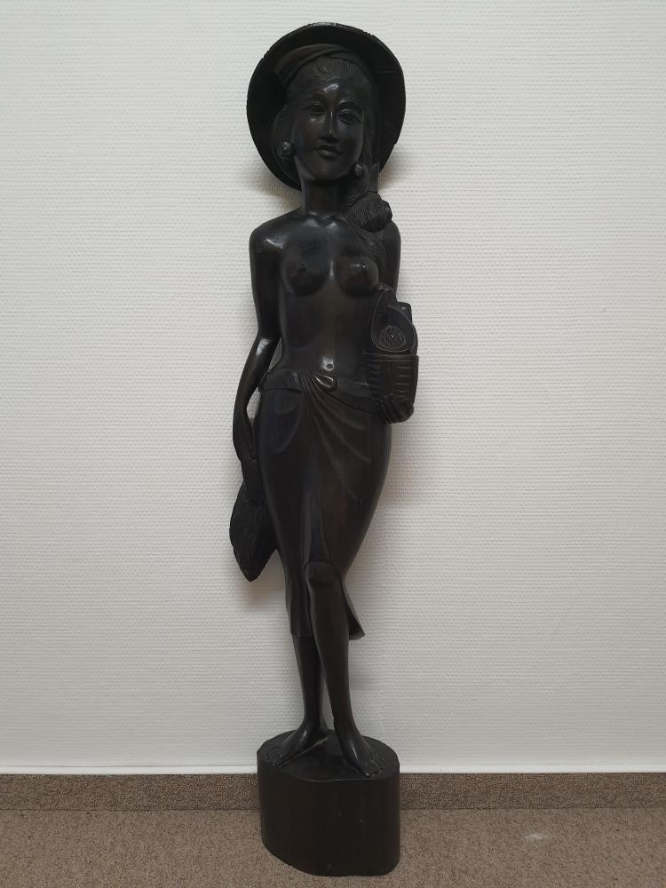 Holz-Figur, (99,5cm) Feldarbeiterin  - Bali - Anfang 20. Jahrhundert