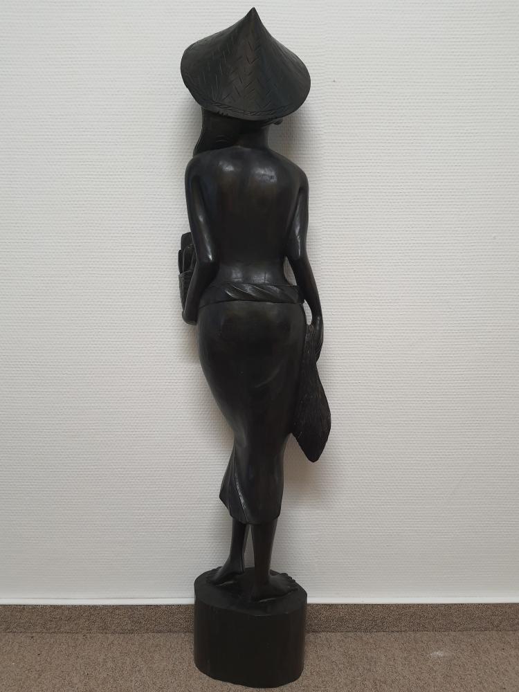 Holz-Figur, (99,5cm) Feldarbeiterin  - Bali - Anfang 20. Jahrhundert