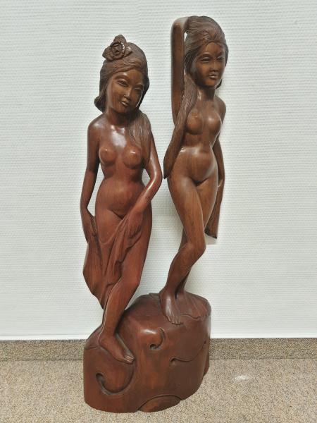 Holz-Figur, 2 junge Mädchen nach dem Bade  - Bali - Mitte 20. Jahrhundert