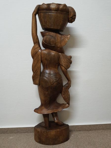 Holz-Figur, (101,5cm) Markthändlerin  - Bali - Mitte 20. Jahrhundert