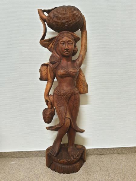 Holz-Figur, (103,5cm) Markthändlerin  - Bali - Mitte 20. Jahrhundert