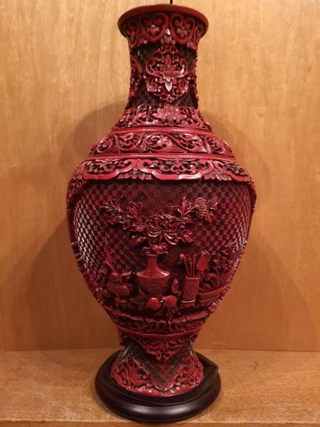 Rotlack-Vase, geschnitzt mit Messingkorpus  - China - 20. Jahrhundert
