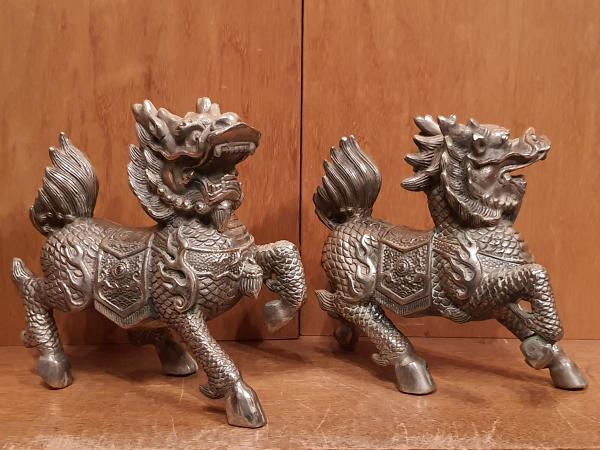 1 Paar Qilin, versilberte Bronzen - Tibet - Nepal - China - Mitte 20. Jahrhundert