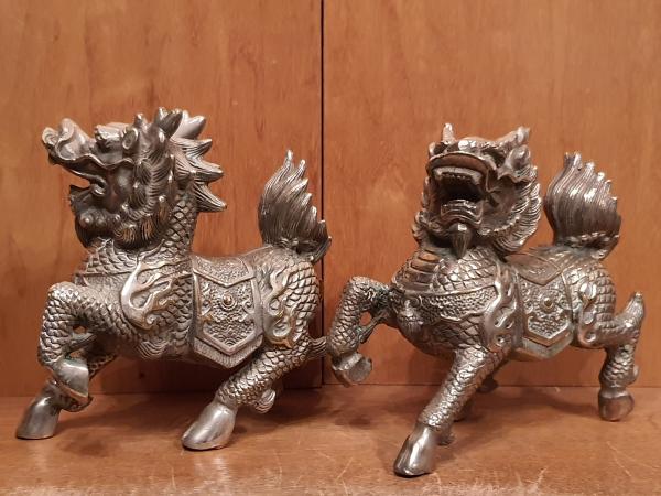 1 Paar Qilin, versilberte Bronzen - Tibet - Nepal - China - Mitte 20. Jahrhundert
