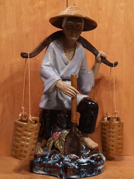 Keramik-Figur, Wasserträger  - China - 20. Jahrhundert