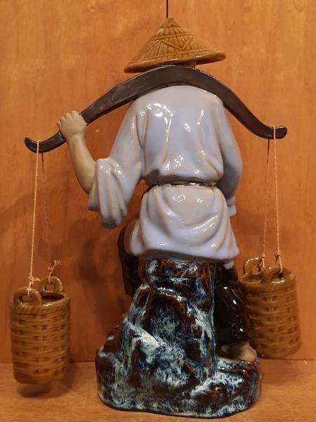 Keramik-Figur, Wasserträger  - China - 20. Jahrhundert