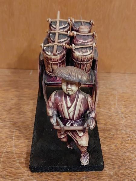 Bakelit-Figur, Wasserverkäufer  - Japan - Mitte 20. Jahrhundert