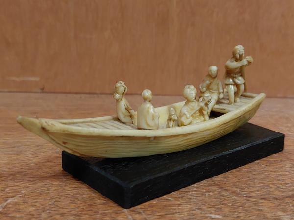 Bakelit-Figur, Mehrere Personen auf einem Boot  - Japan - Mitte 20. Jahrhundert