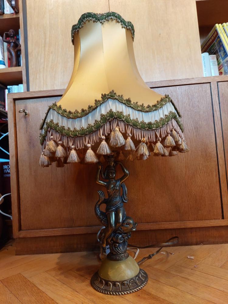 Tisch-Lampe, Engelsgestalt auf einem Glückskarpfen -- 20. Jahrhundert