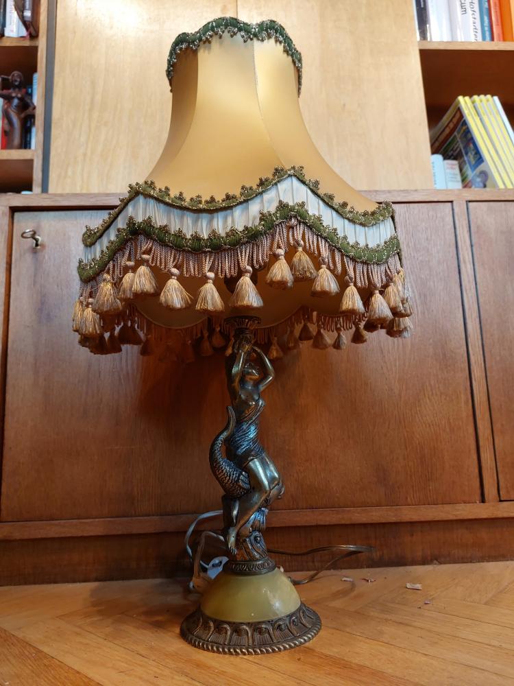 Tisch-Lampe, Engelsgestalt auf einem Glückskarpfen -- 20. Jahrhundert