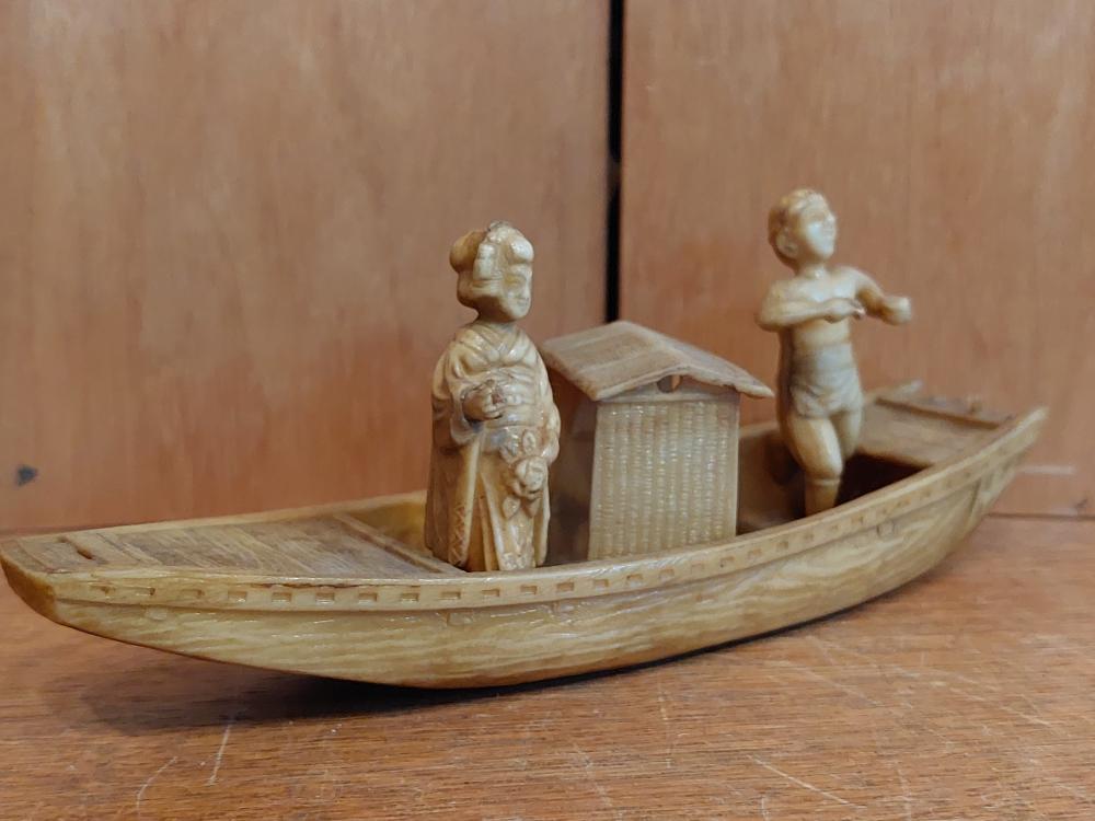 Bakelit-Figur, Boot mit zwei Personen  - Japan - Anfang 20. Jahrhundert