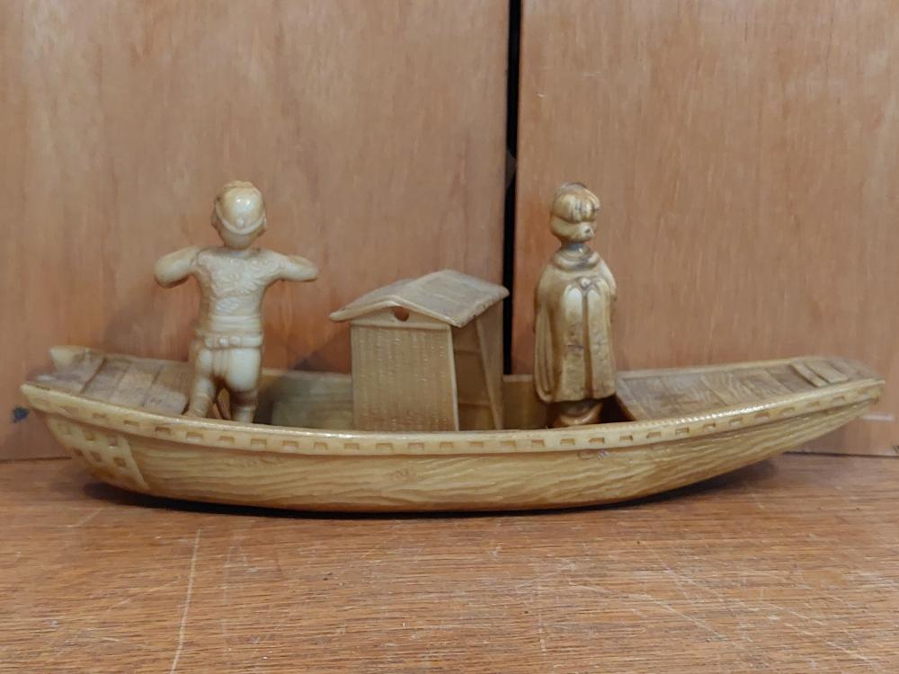 Bakelit-Figur, Boot mit zwei Personen  - Japan - Anfang 20. Jahrhundert