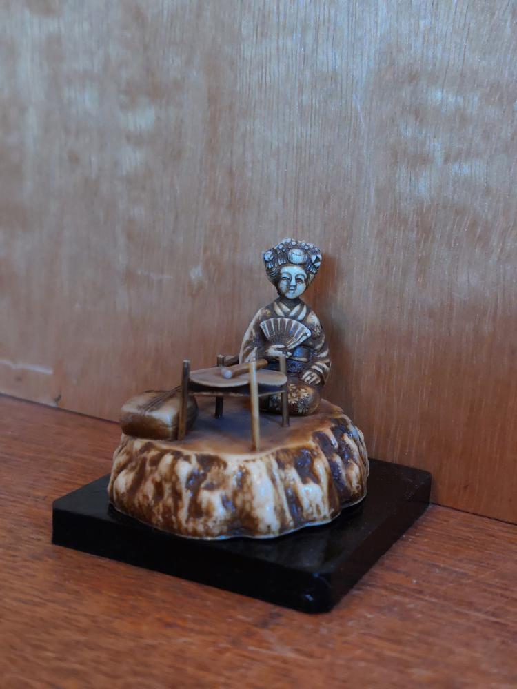 Bakelit-Figur, Geisha  - Japan - Mitte 20. Jahrhundert