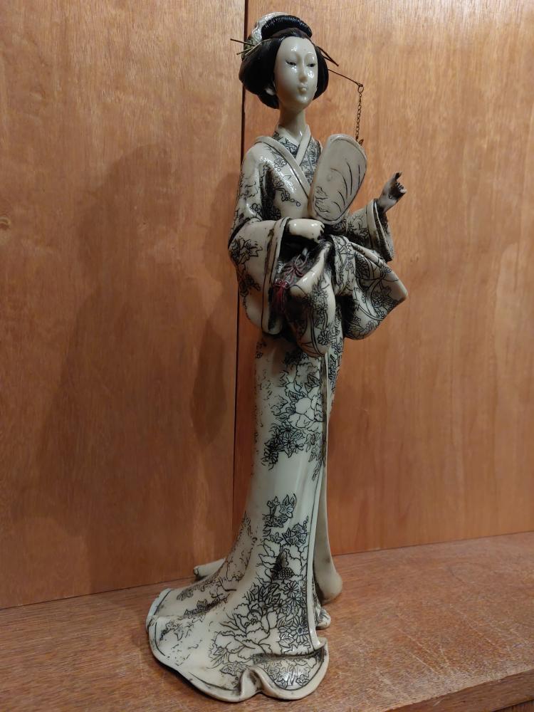 Geisha mit Spiegel  - Japan - 21. Jahrhundert