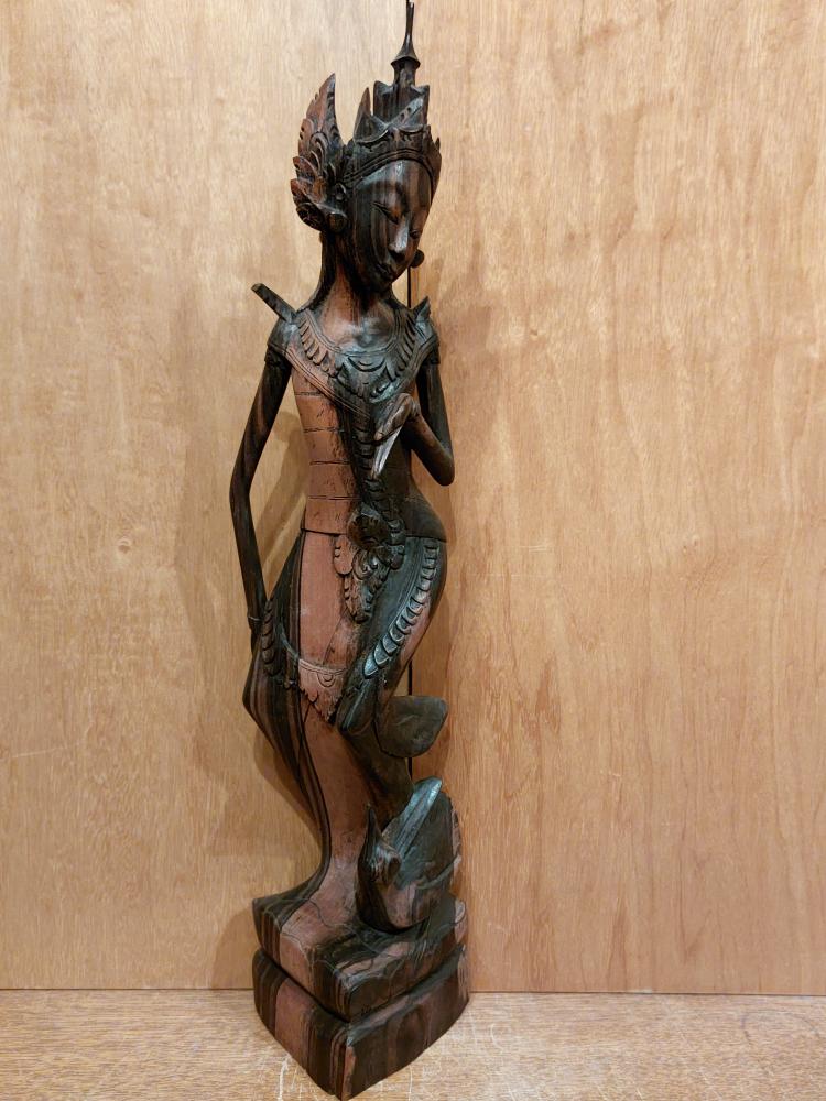 Holz-Figur, Göttin Devi Sri  - Bali - Mitte 20. Jahrhundert