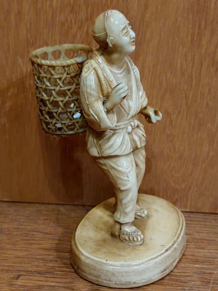 Bakelit-Figur, Bauer mit Korb  - Japan - Mitte 20. Jahrhundert