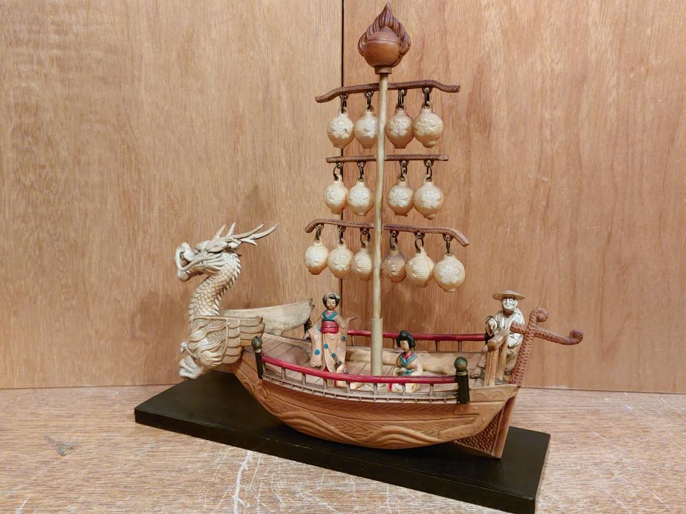 Bakelit-Figur, Das Drachenboot  - Japan - Mitte 20. Jahrhundert