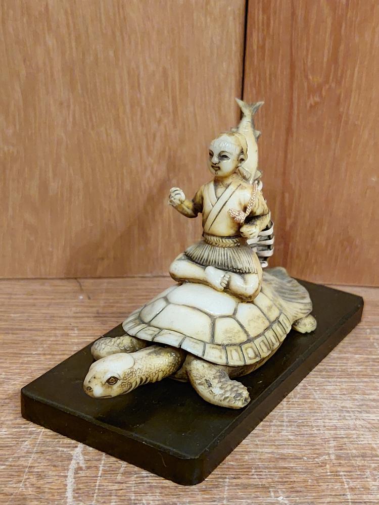Bakelit-Figur, Mann auf Schildkröte  - Japan - Mitte 20. Jahrhundert