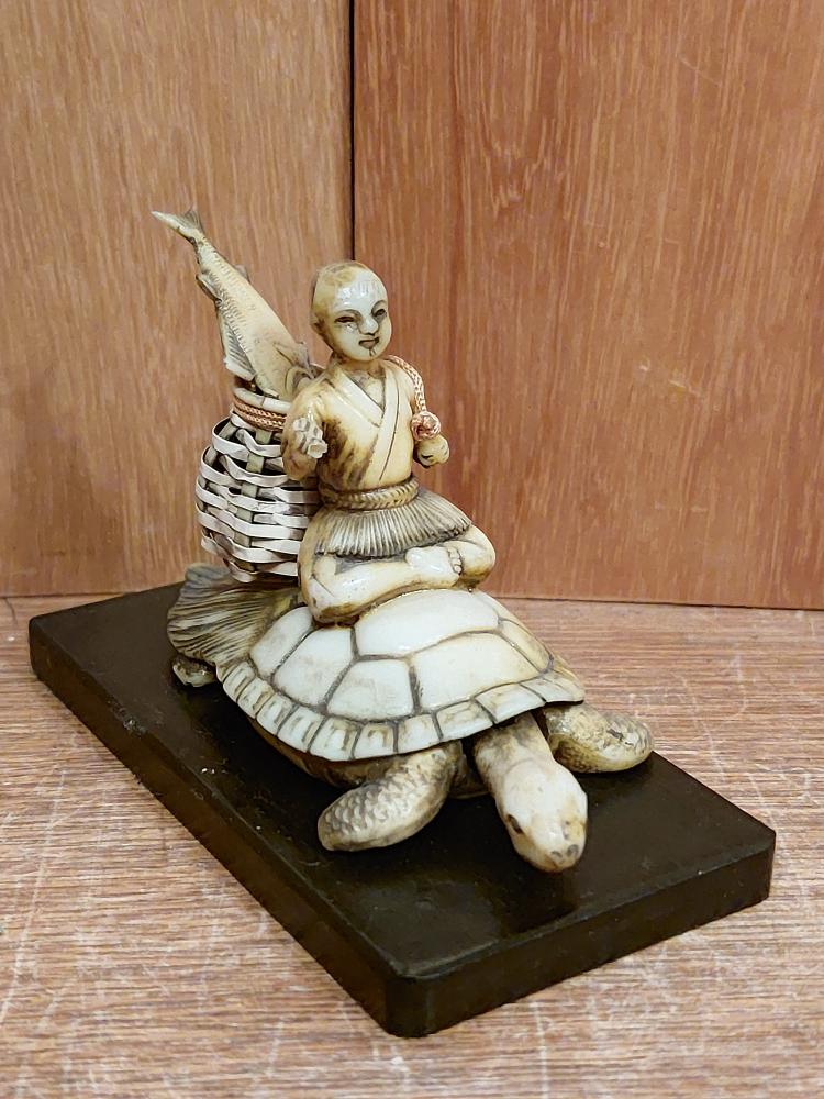 Bakelit-Figur, Mann auf Schildkröte  - Japan - Mitte 20. Jahrhundert
