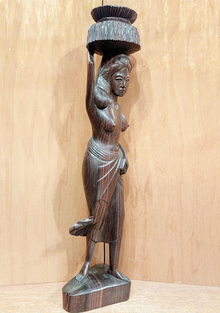Holz-Figur, Bäuerin  - Bali - Mitte 20. Jahrhundert