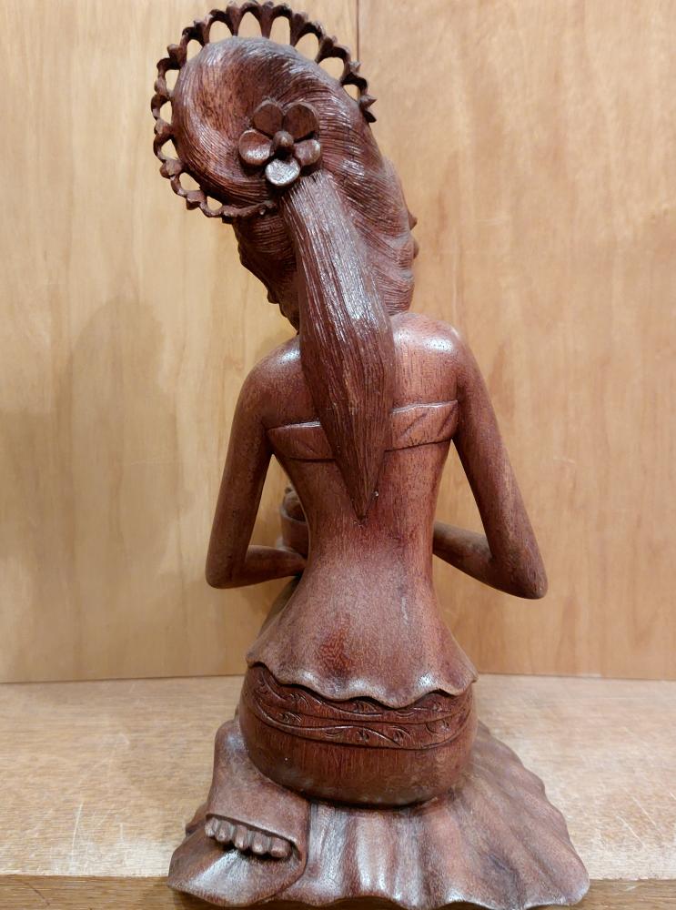 Holz-Figur, Mädchen mit Obstschale  - Bali - Mitte 20. Jahrhundert