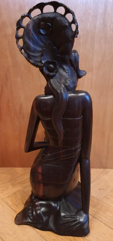 Holz-Figur, Frau mit Lotusblüte - Bali - Mitte 20. Jahrhundert